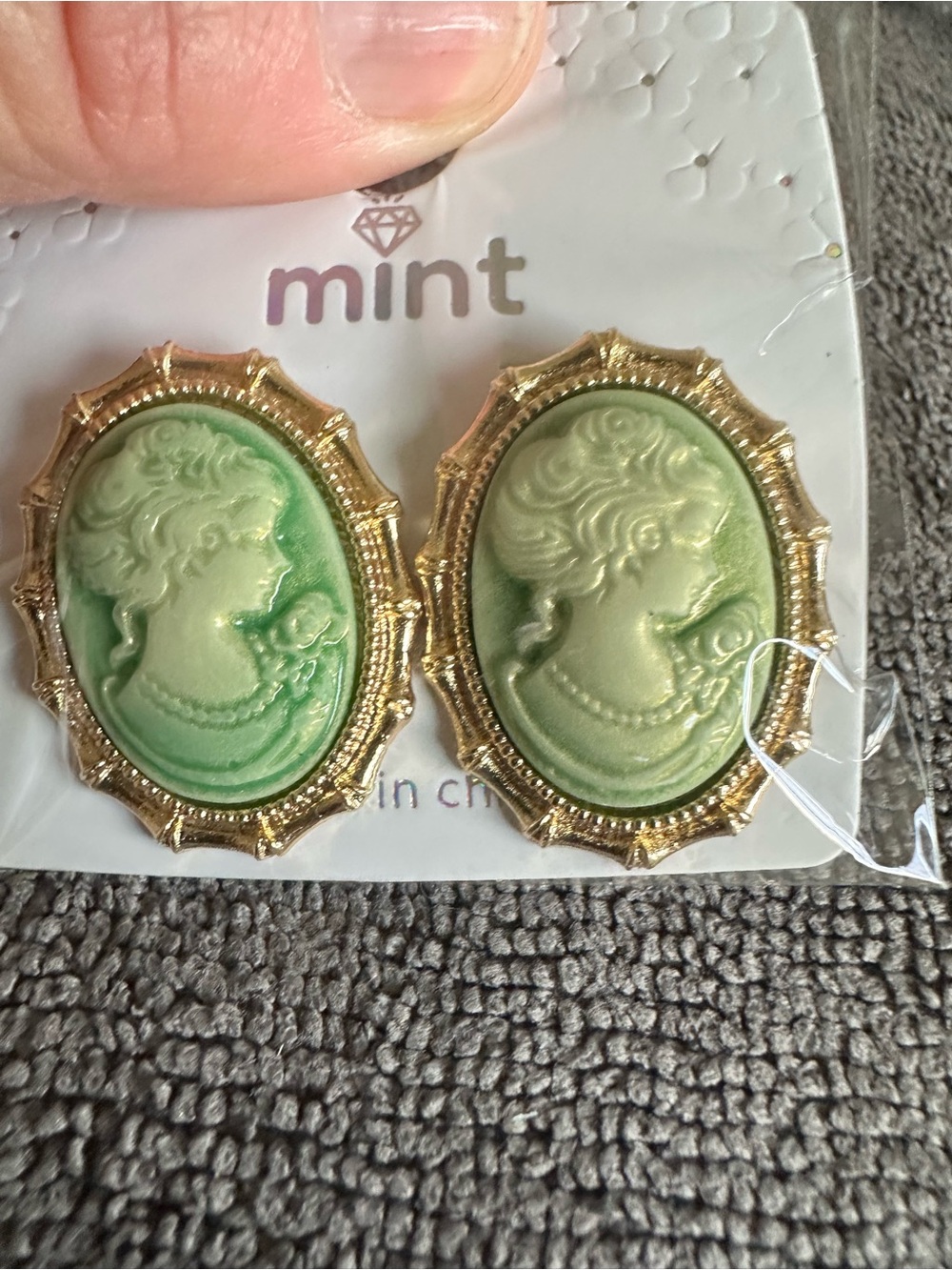 Mint Gold-Frame Mint Green Cameo Brooch Pair